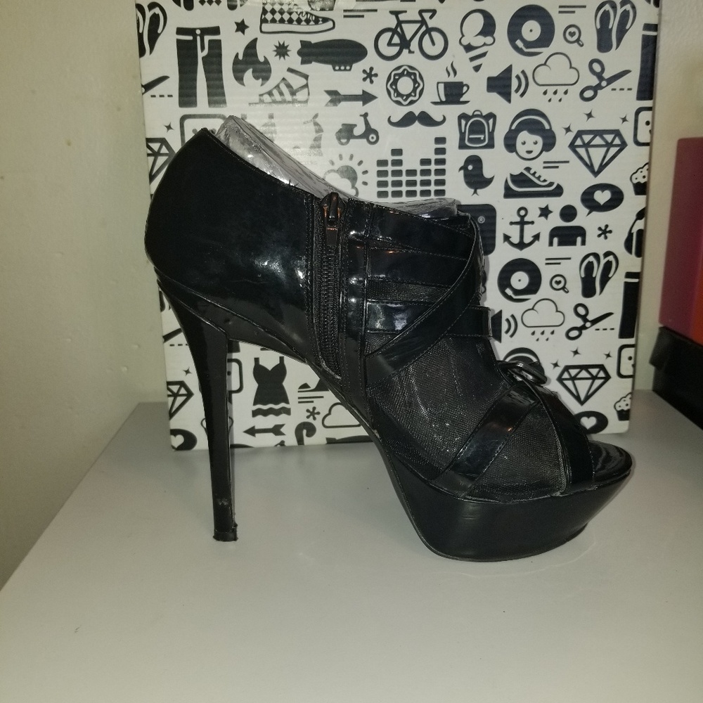 Black mesh pumps